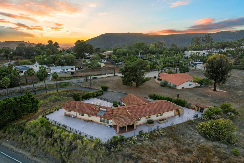 Entire Private 3BR-2Bth, Mountain View, Jetted Tub, 2500 sqft, King Bed,Garage, Available Now, Jamul