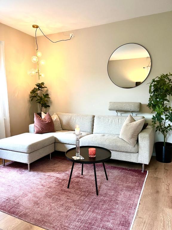 Modern apartment with a balcony and free parking, Oslo