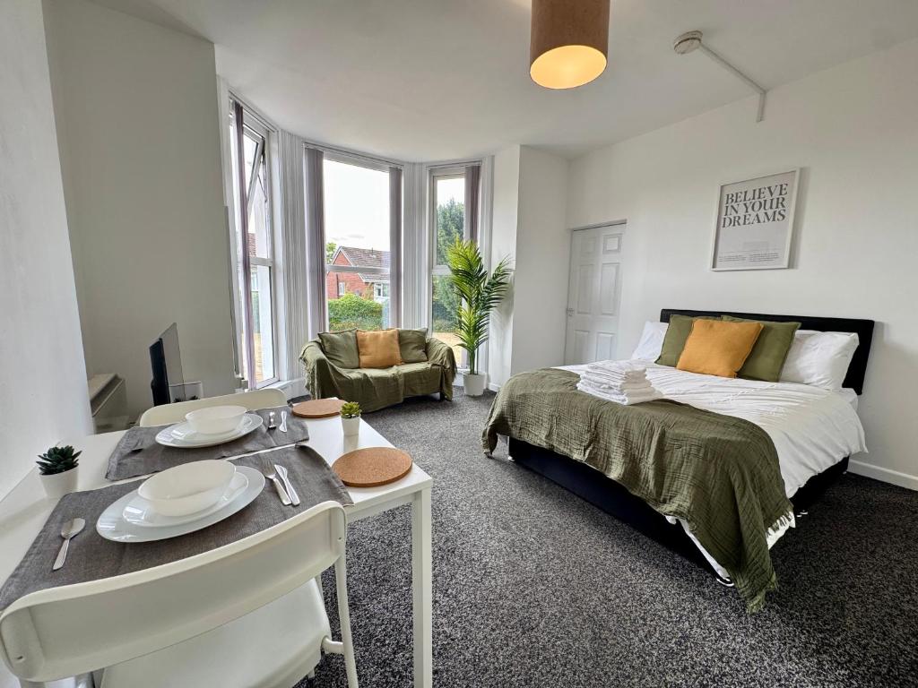 THE SPRINGFIELD SUITE - ONE BEDROOM APARTMENT - KIDDERMINSTER CENTRAL - SLEEPS 3 GUESTS - PARKING INCLUDED - WEST MIDLANDS SAFARI PARK LOCATIOn, Kidderminster