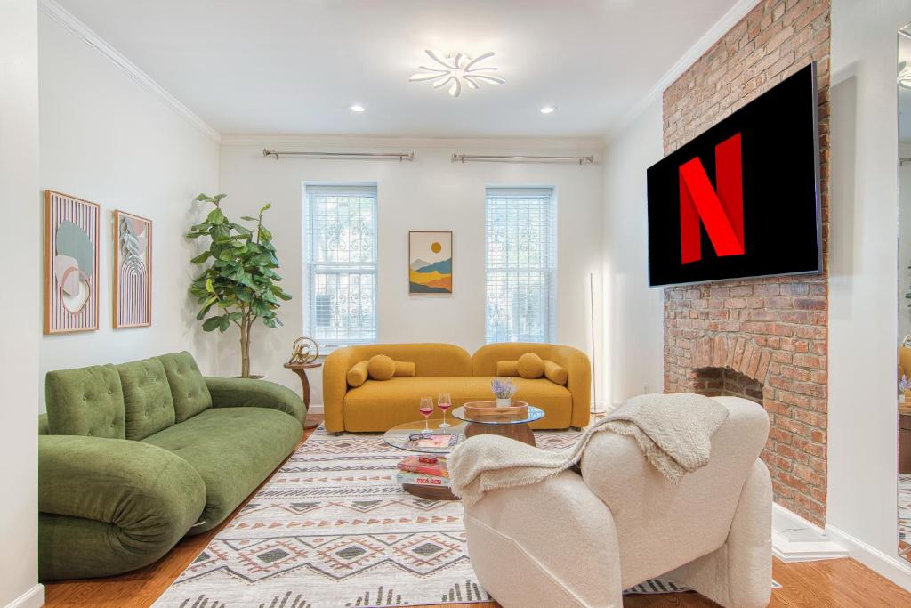 Spacious 1BR with King Bed, AC, Wifi & Streaming Entertainment, Brooklyn