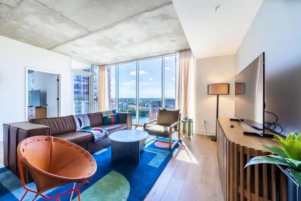 Laguna at the Rainey District - Luxury Condo, Austin