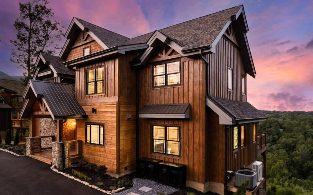 Laughing Pines - Luxury Mountain Escape with Pool, Sevierville