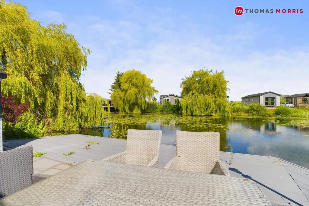 Lakeside Lodge Retreat with Views, Fenstanton