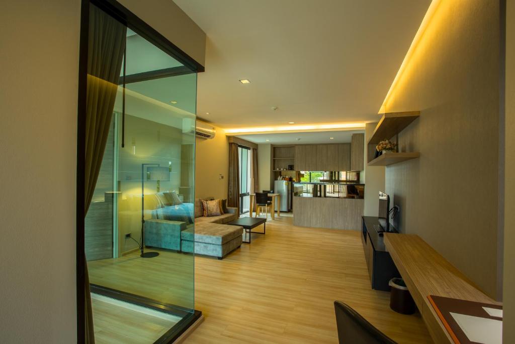 Shared lounge/TV area