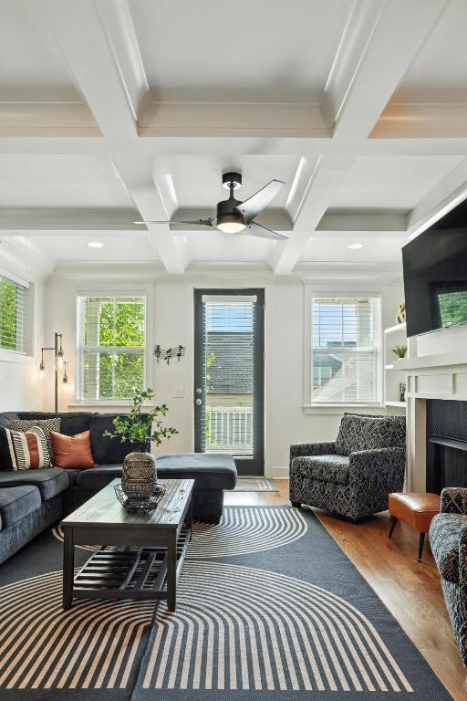 Downtown Oasis Sleeps 12 and 1 and a half miles to Broadway, Nashville