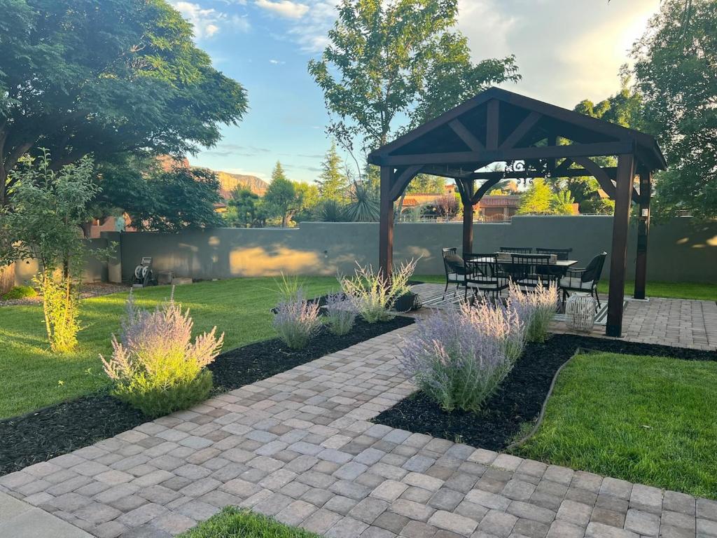 Sedona Uptown Gem!Large yard w grass and shade trees! Views!! NEW! BARREL SAUNA!!! Close to trails, walk to Uptown Sedona, restaurants and shopping, Sedona