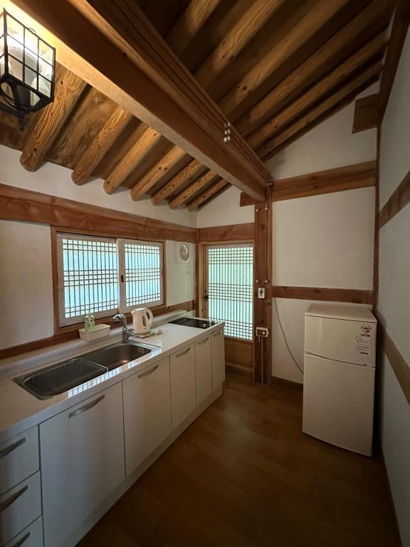 Korean Traditional House - Chungnokdang