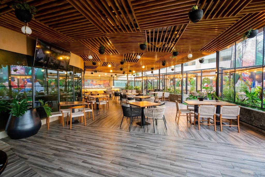 Azure Airport Hotel & Convention Center レストラン