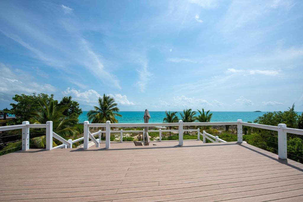 Ware-A-Dise - Newly Remodeled Home on Calm Caribbean home, South Palmetto Point