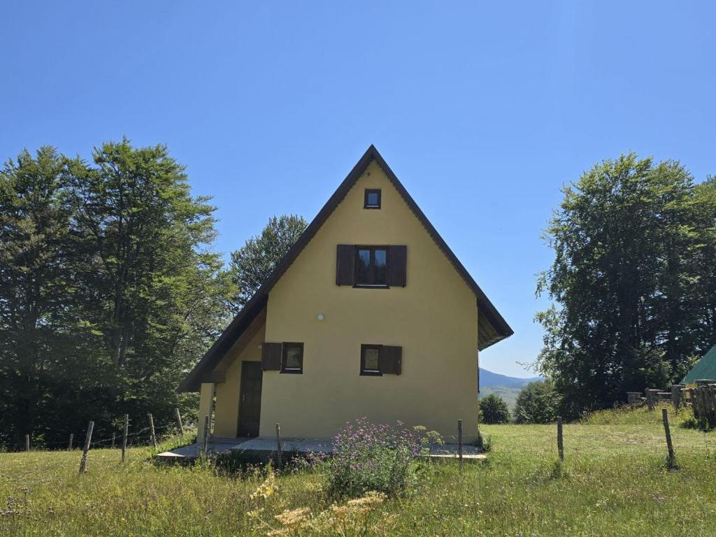 Enchanting chalet amidst impressive nature - 1