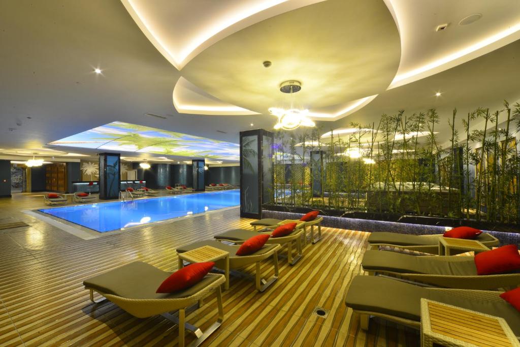 Azura Deluxe Resort & Spa - Ultra All Inclusive — Swimming pool in Avsallar