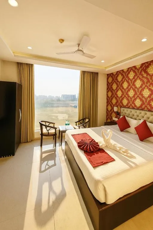 Hotel Lycoris # On Delhi Chandigarh National Highway # Large Parking Space # Lift # Newly Built Hotel, hotel in Chandīgarh