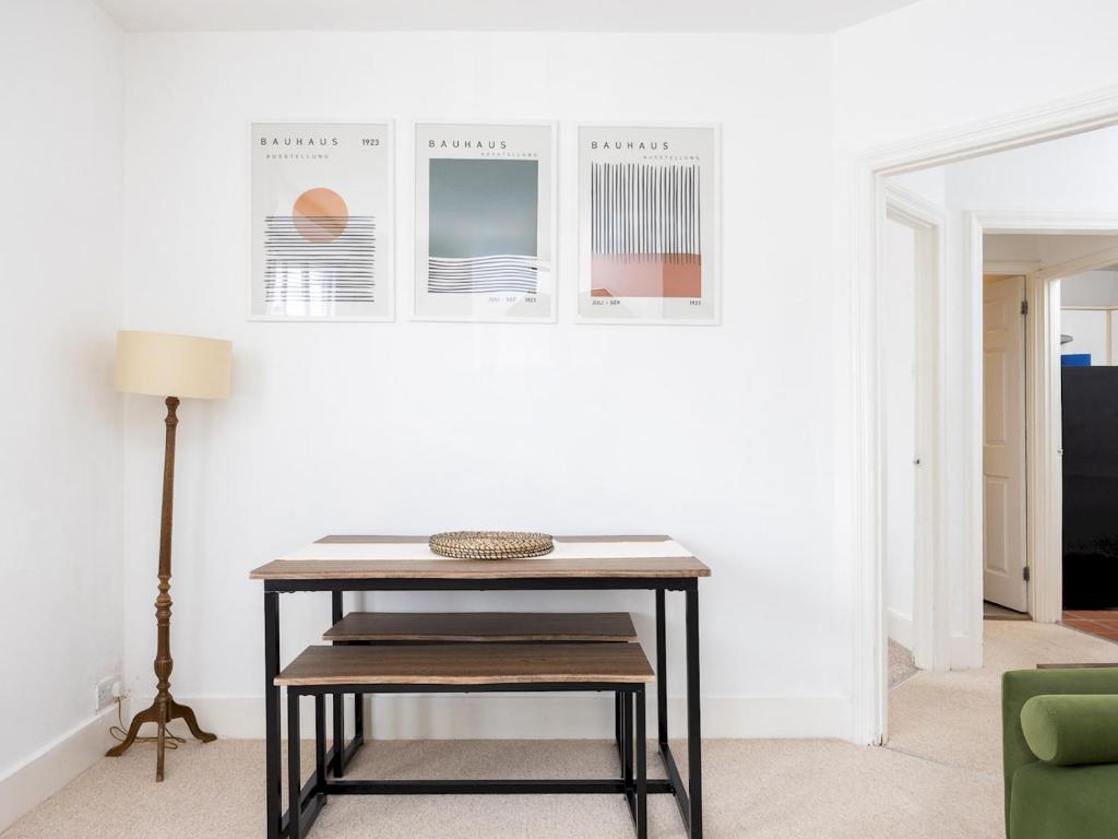 Pass the Keys Poets' Corner Stylish Apartment Station Location, Brighton & Hove