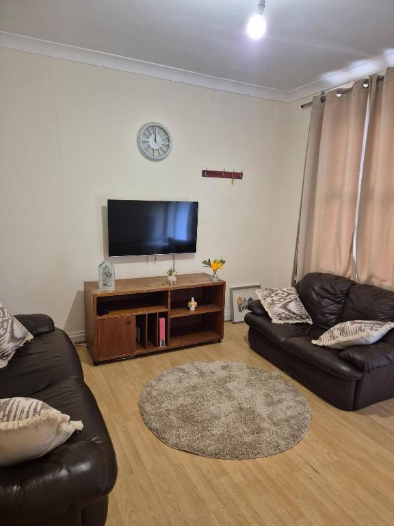 Spacious Large 4BR Home Train Station University, Kingsthorpe