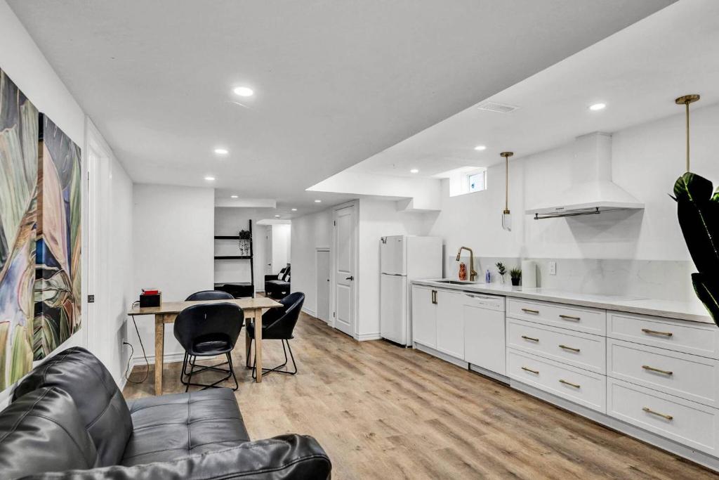 5mins Shopping, Stylish Modern 2BR Kitchen Suite in Markham, Scarborough Township