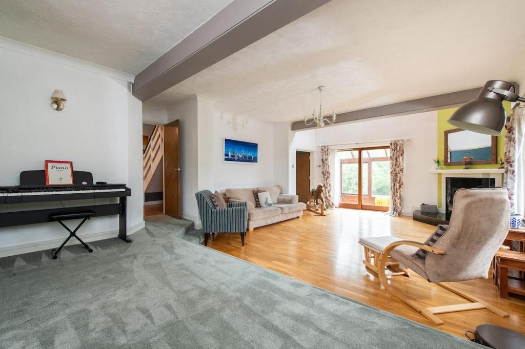 Spacious 5BR Home in Redditch, Headless Cross