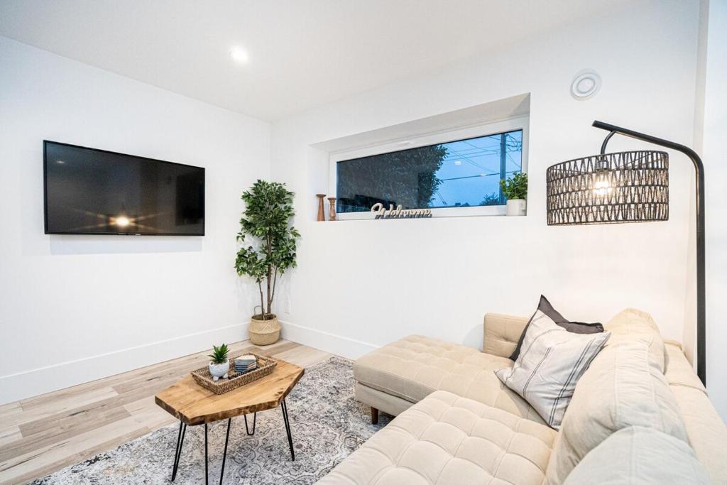 Cozy Mountain View Suite with Parking and Floor Heating for 4, Burnaby