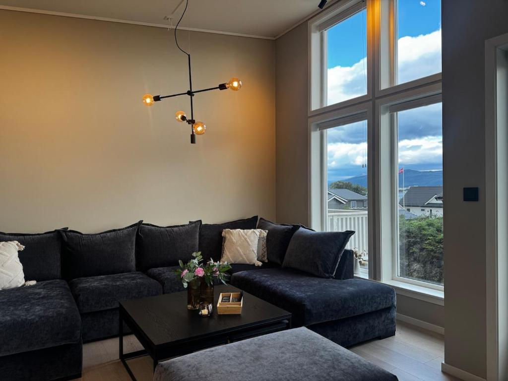 Modern apartment, large terrace free parking and Wallbox, Ytterland