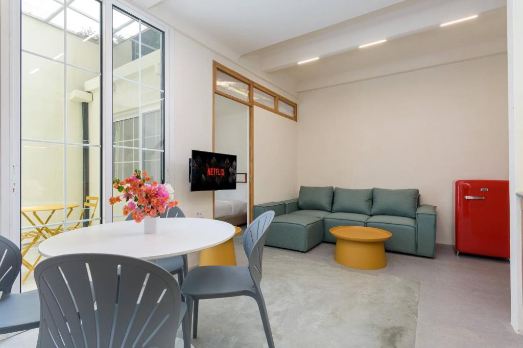 Tulip 2BR Apartment in Gemayze, Bejrút