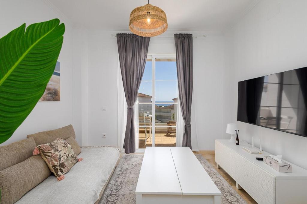Small Oasis 2 BD Apartment with Sea View - 2
