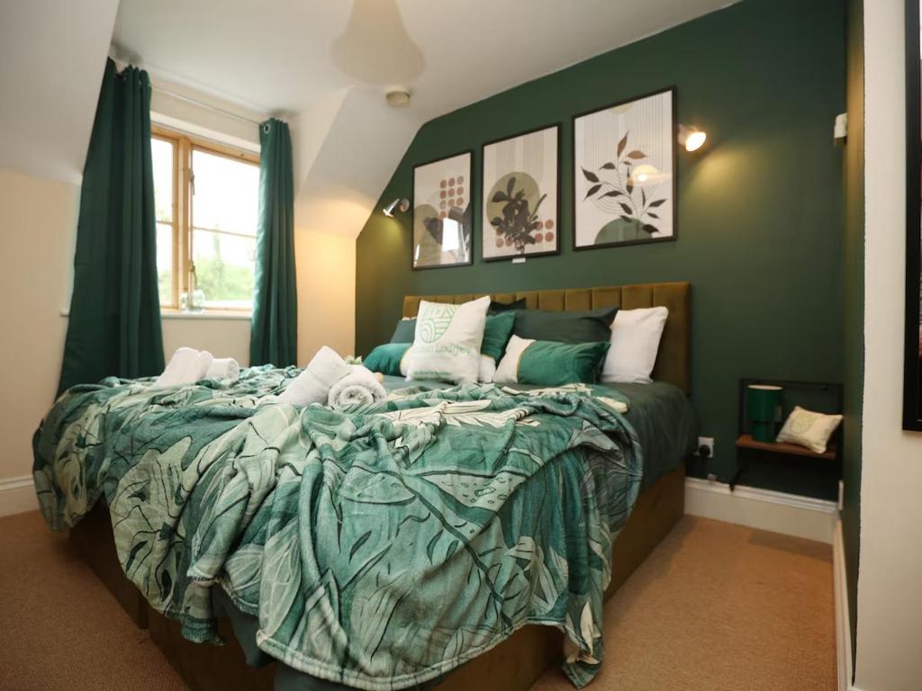 Spacious, 5-Bed Home, Sleeps 9, Secure Parking Included, Great for Contractors, North Newton