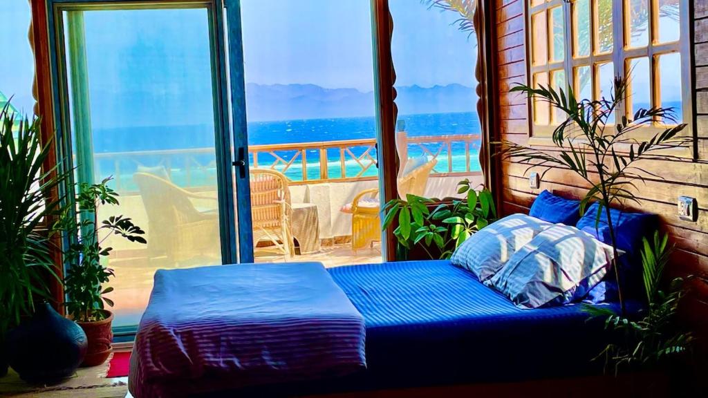 Beach front studio with huge roof top terrace, Dahab