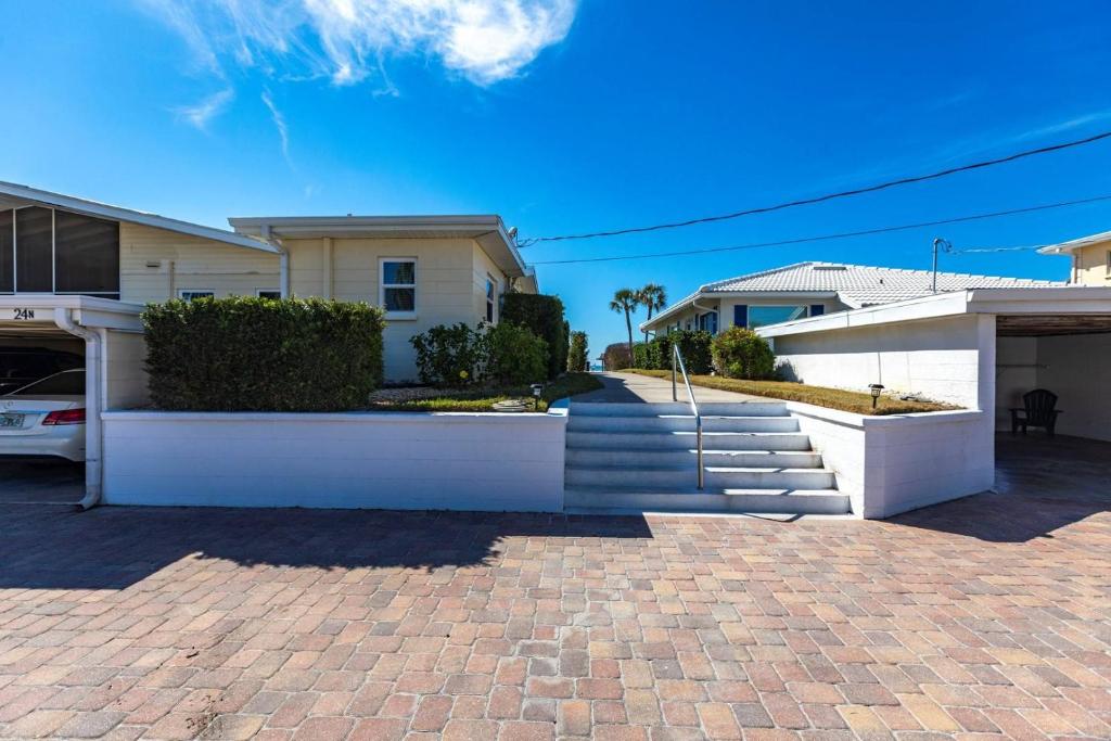 Beachside Escape with Grill, Dining & Views - Perfect for Two! - Aloha Kai #24N, Siesta Key