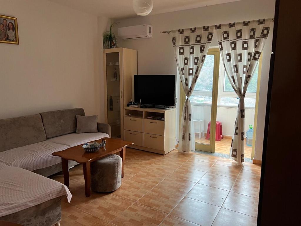 Welcome to Nanos Place, Shëngjin