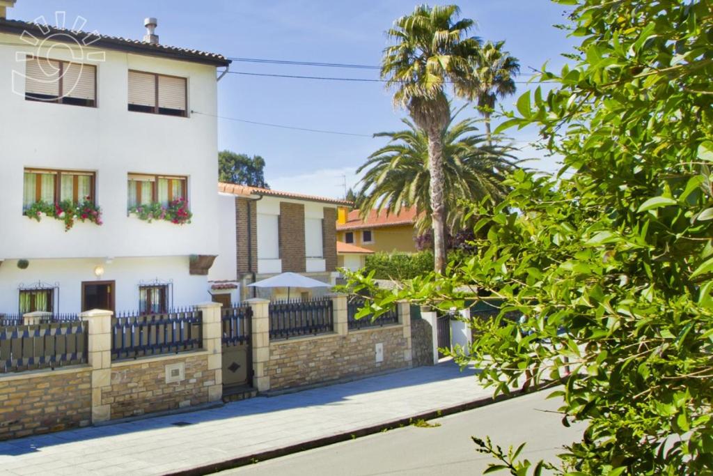 El Amanecer, Comillas