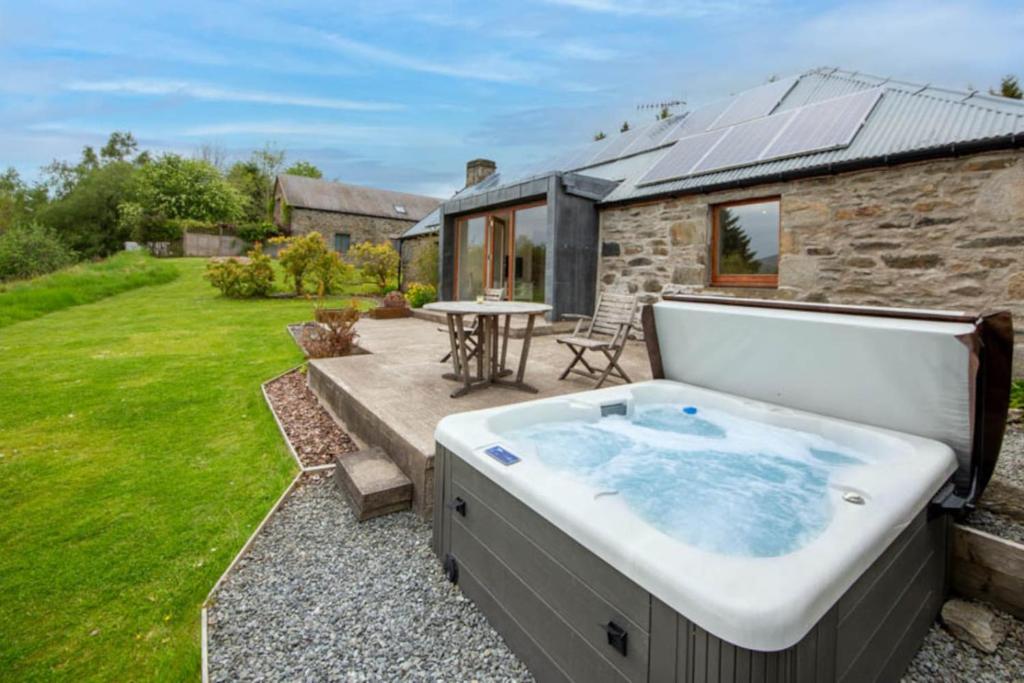 Sams Cottage with Loch Tay Vistas and Hot Tub, Lawers