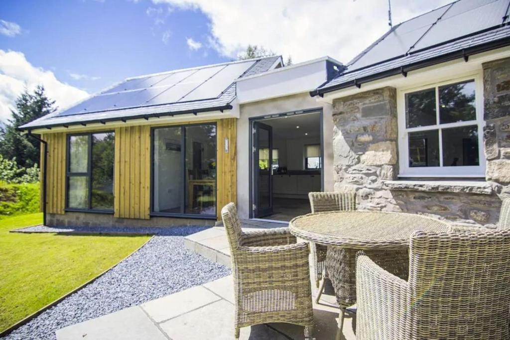 Wishing Well Cottage at Loch Tay and Hot Tub, Lawers