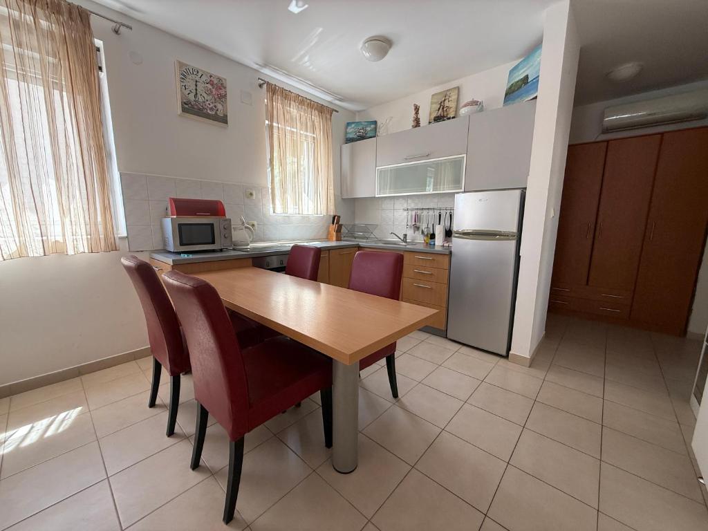 Breeze Apartment with pool - 2