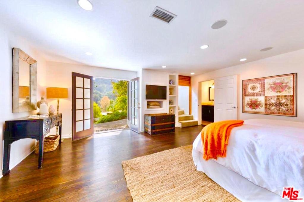 Hollywood Hills Spa Retreat Oasis with Tree Top Views, Private Jacuzzi Style Tub, Steam Room, Magical Half Acre Acre Garden and Patio, Free Parking for 2 cars, in LA's most Serene, Central Desirable Area, Los Angeles