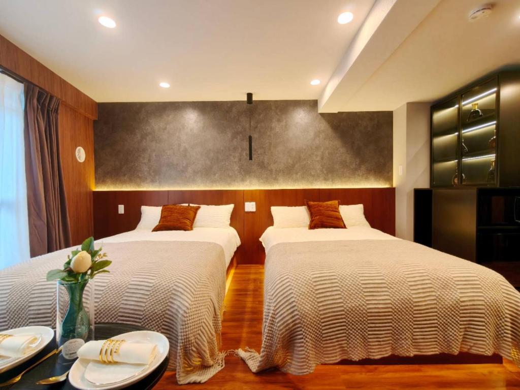A1 Shinjuku Business District hotel의 세련된 객실 인테리어