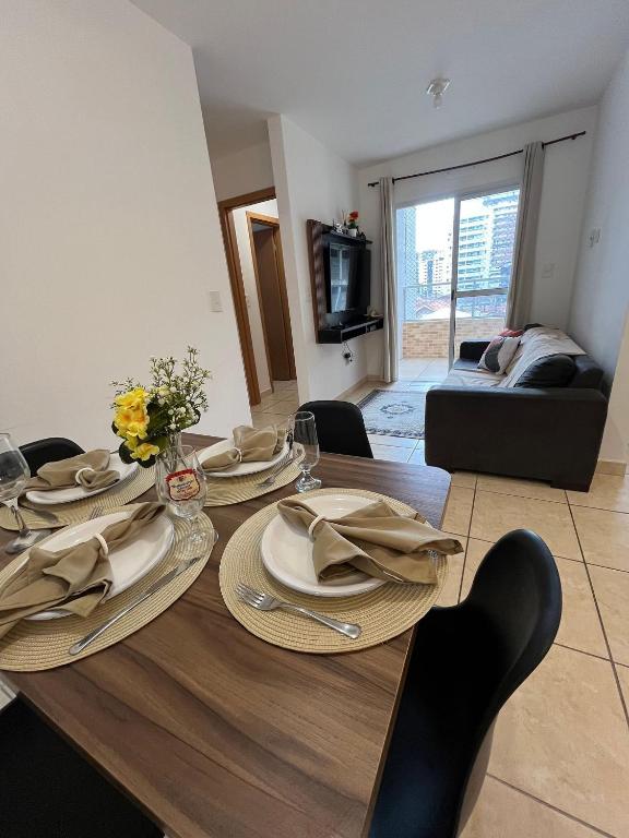 Apto- 2 dormitórios com Sacada- WI FI - vaga garagem- Praia da Guilhermina, próximo da Feirinha da Guilhermina, Praia Grande