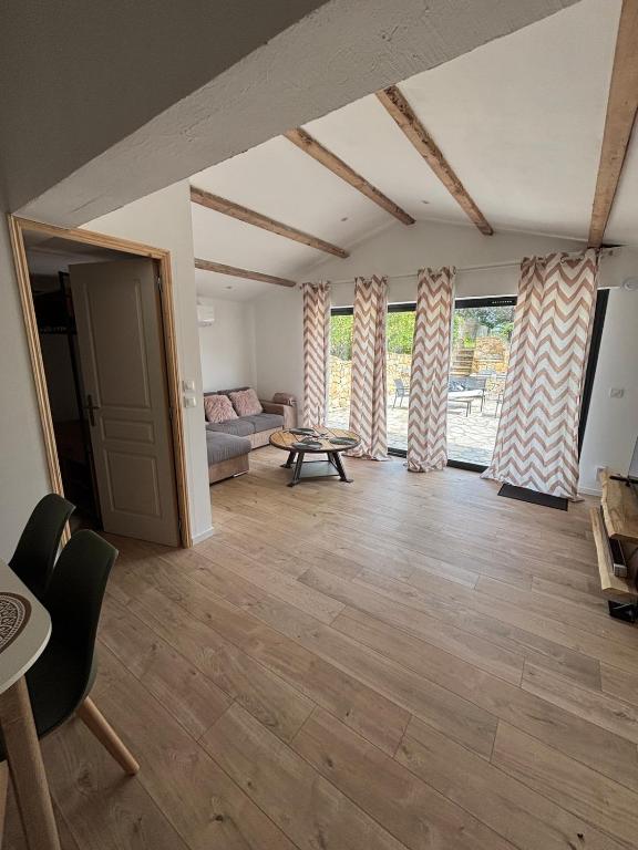 Sanary sur mer Location maison plein pied moderne 4 personnes bel espace extérieur entièrement clôturé parking gratuit à 7 minutes centre ville en voiture - 2