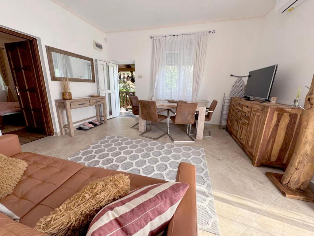 Full 2BDR Garden House near to Downtown Metro Free Parking, Budapest