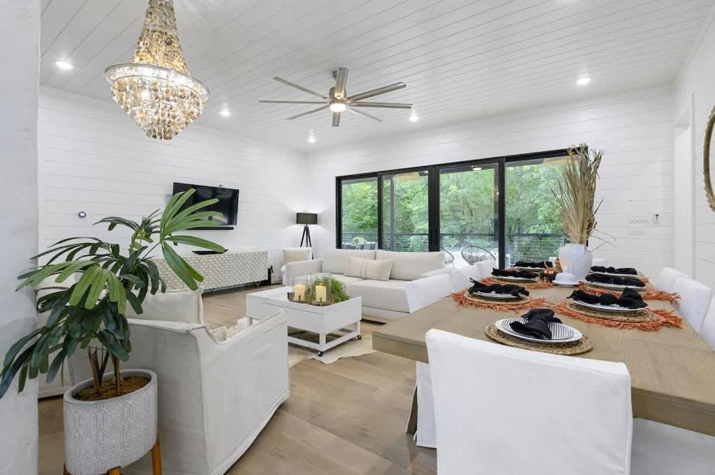 Modern Design - Fireplaces - Hot Tub, Broken Bow