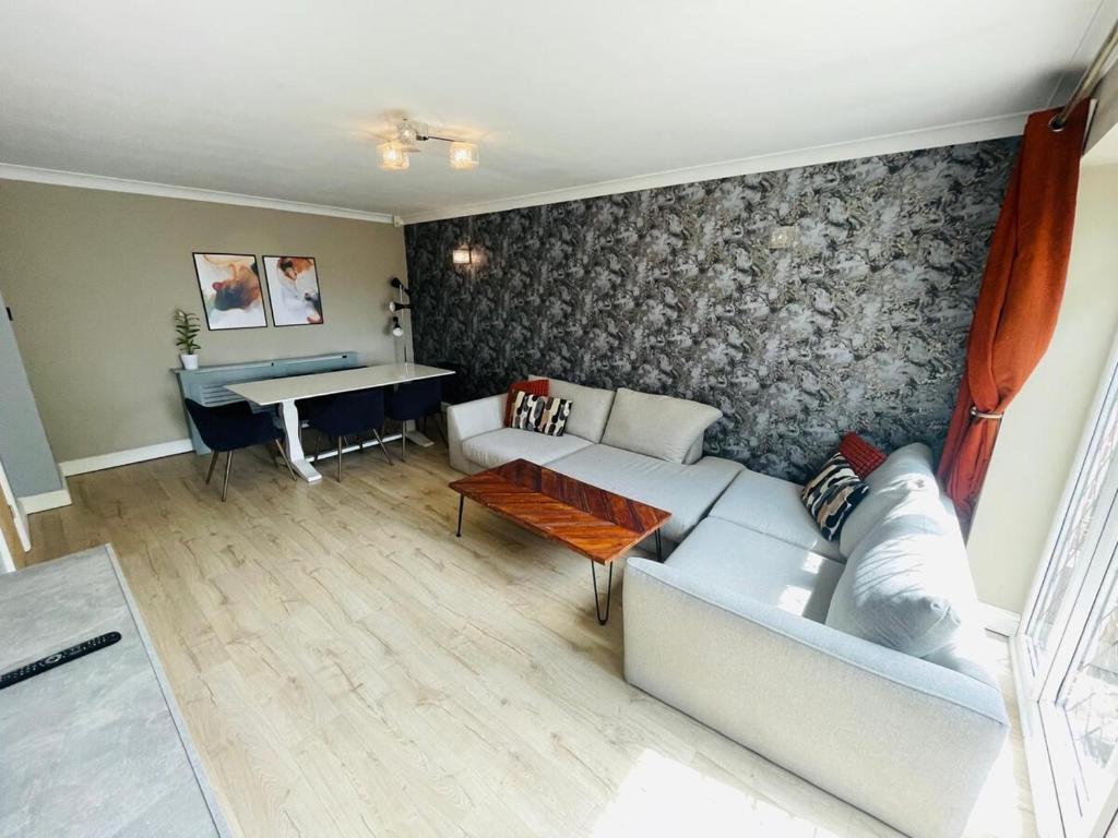 The Modern Bay - Stylish 5-bed Retreat with Garden, Knowsthorpe
