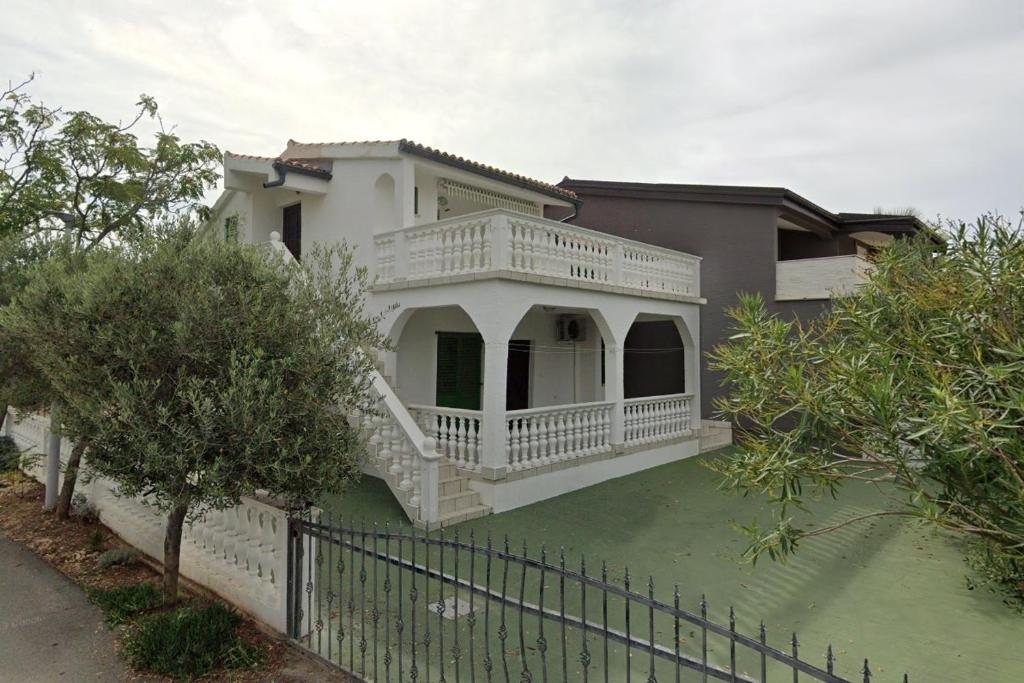 Apartments with parking space Vir - 17492, Vir