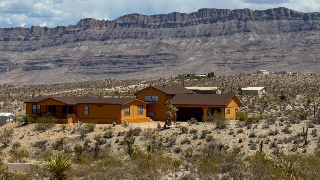 Desert View Retreat - Sleeps 22, Game Garage, Near Skywalk & Lake Mead, Meadview