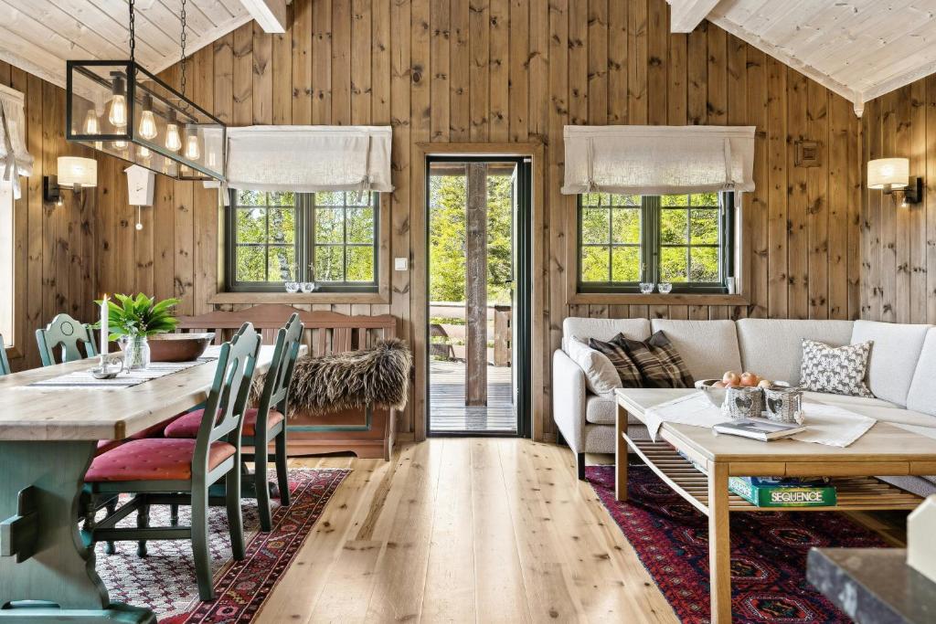 Mountain Cabin With Great Views, Austbygdi