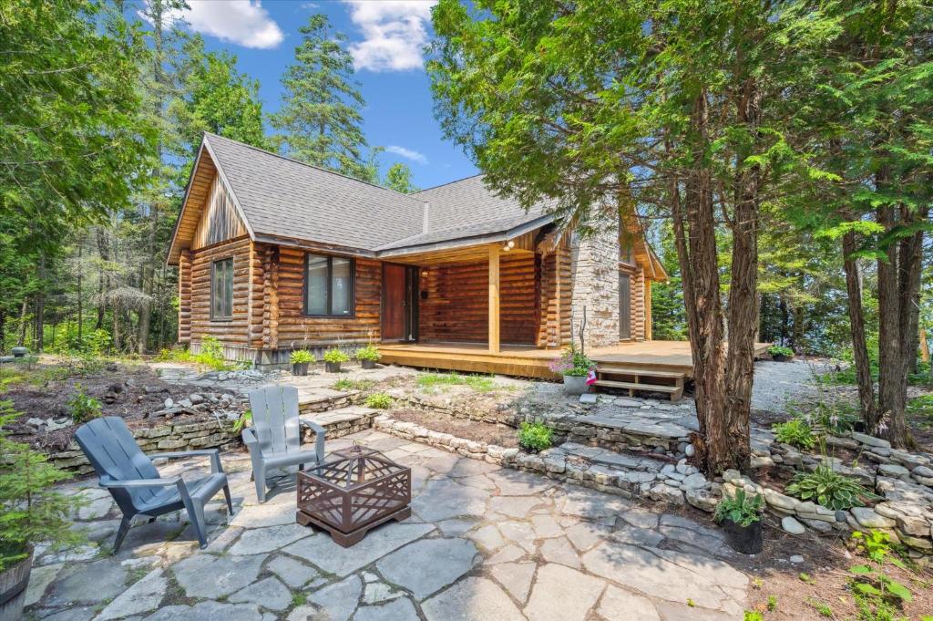 Stonewood - Private Shoreline Log Cabin, Miller Lake
