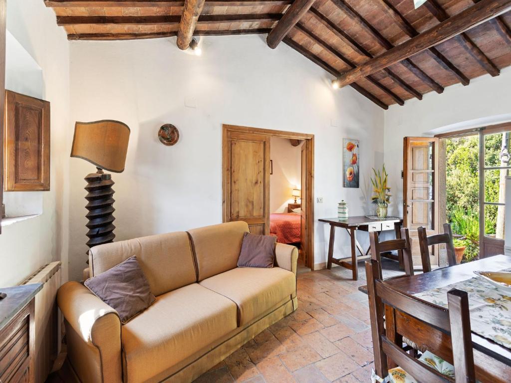 Elegant 2-Bedroom Holiday Home in Tuscan - 2