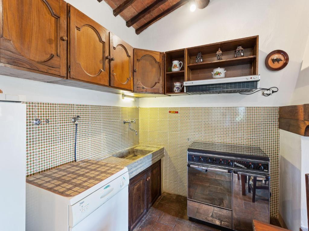 Elegant 2-Bedroom Holiday Home in Tuscan - 4
