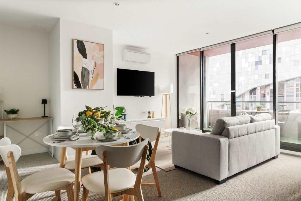 A Plush 2BR Apt Next to Southern Cross Station, Melbourne