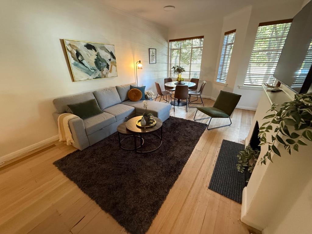 Stylish Art Deco on the Park, Melbourne