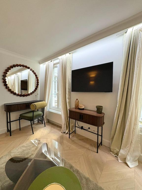 Elegant 1BR Monthly Rental near Place Vendôme - 2
