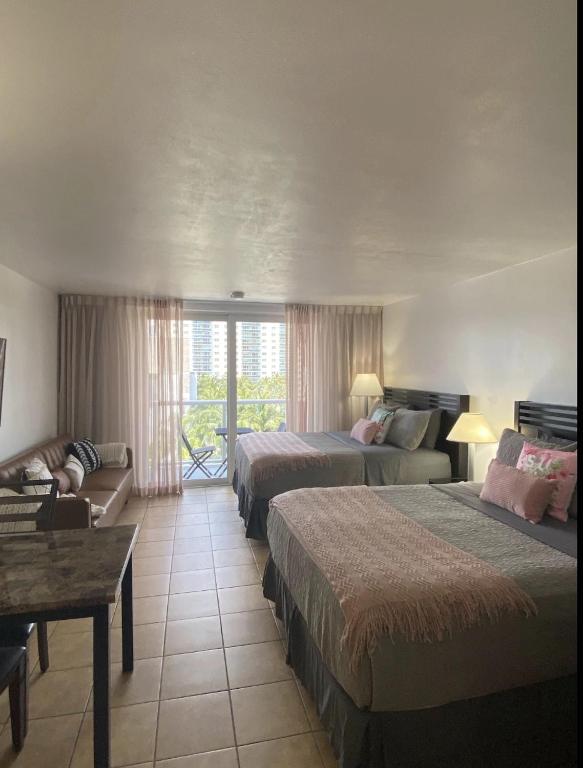 Pet Friendly Studio Beach and Pool Access, gym !, Sunny Isles Beach