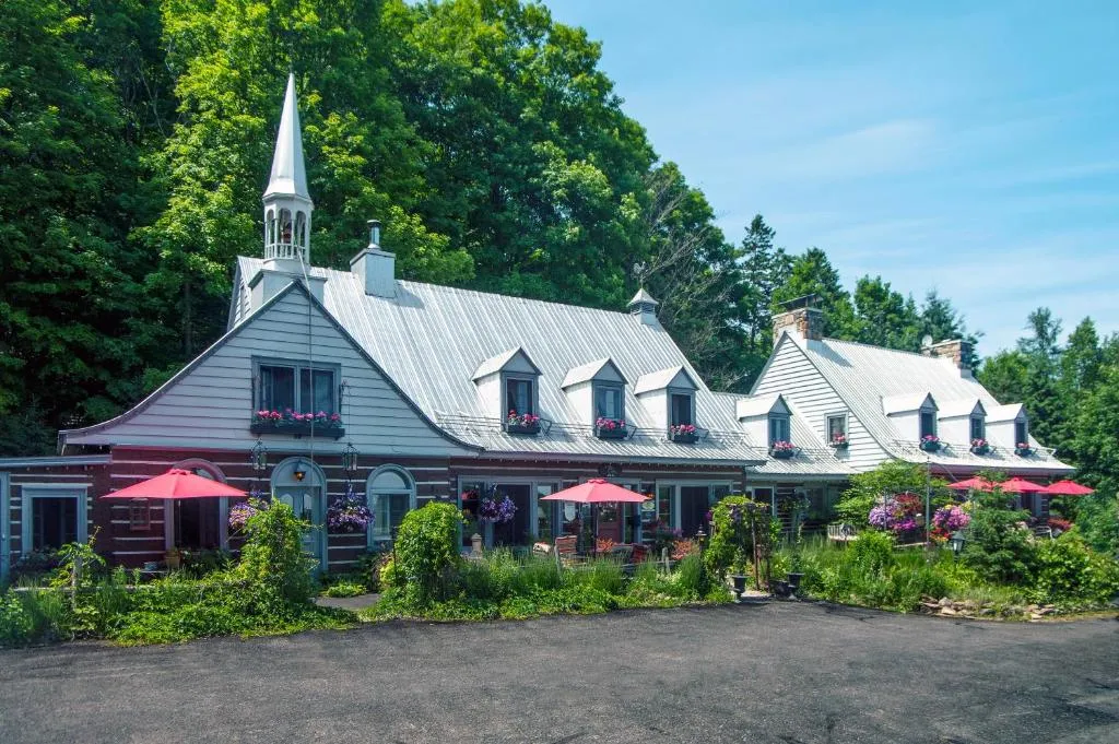 Le Petit Clocher Gite Touristique B & B, hotel in Saint-Sauveur-des-Monts